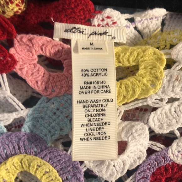 Floral peek-a-boo shirt. 100% cotton, wide sleeves. Great for spring and summer - Picture 4 of 4